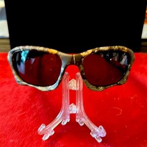 Men’s camouflage fashion sunglasses. Great style and fit. Brand new